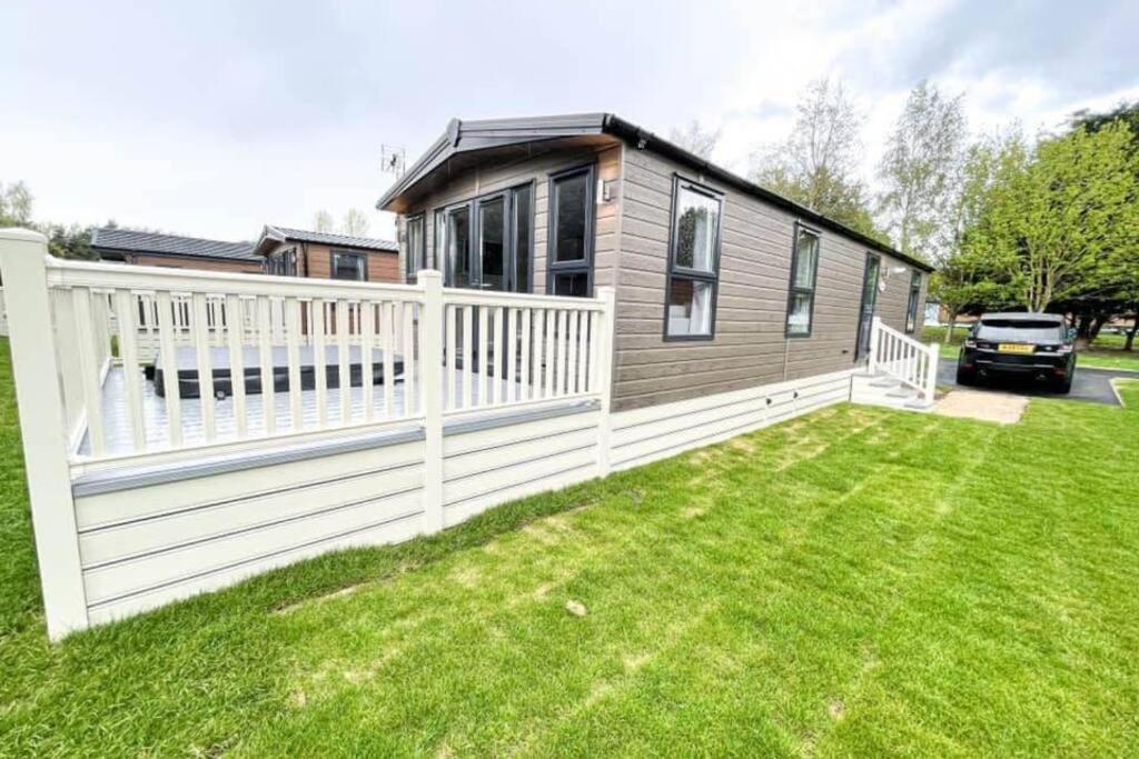 Lucas Lodge With Hot Tub Barmby on the Moor Exterior foto
